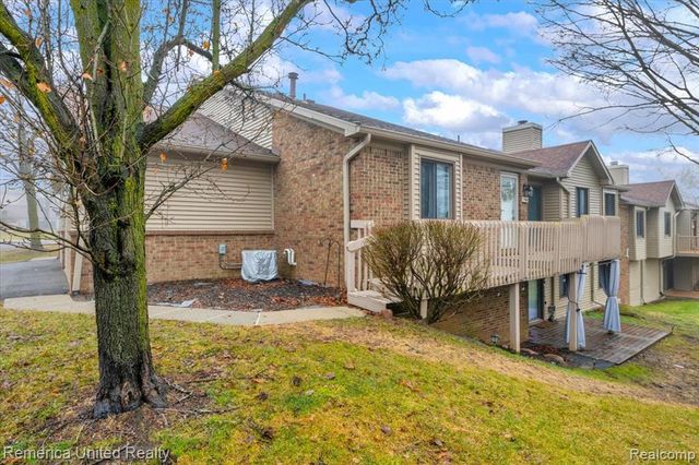 7968 Lawrence, West Bloomfield, MI 48322