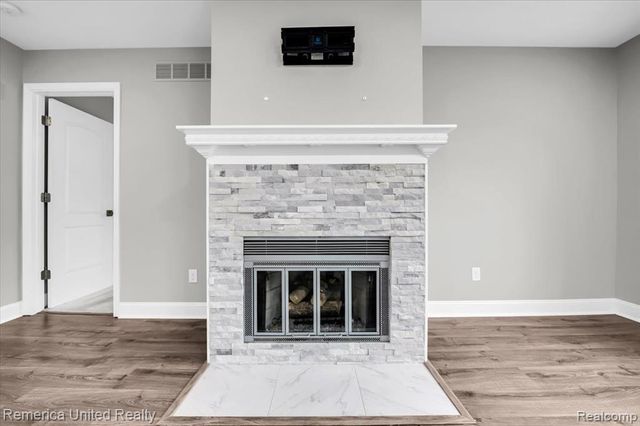 7968 Lawrence, West Bloomfield, MI 48322