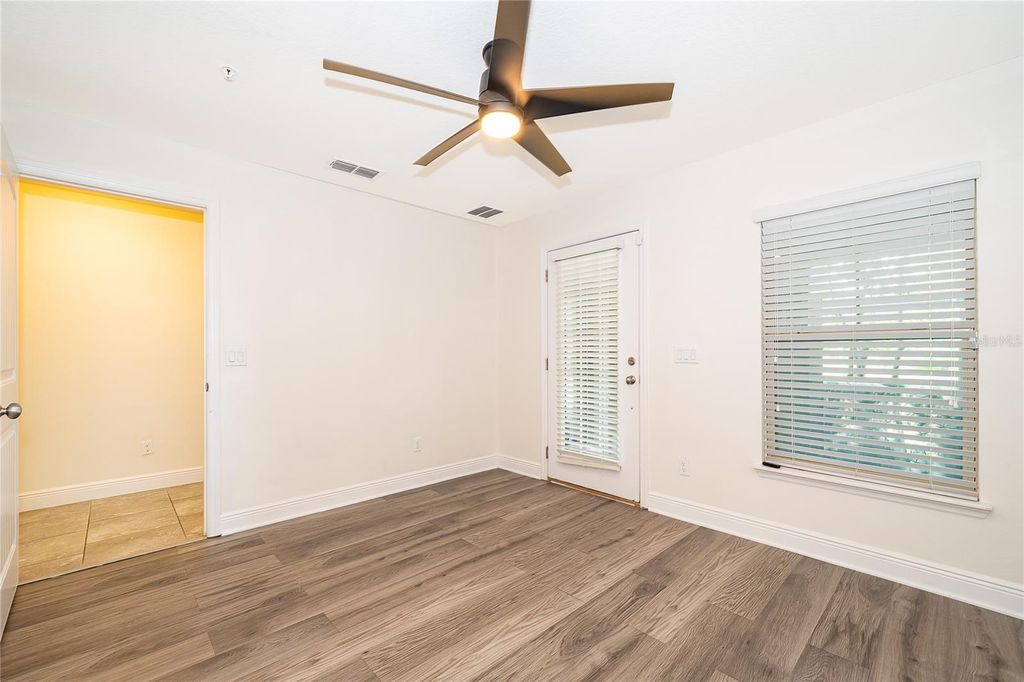 Image 6 of property listing at 10061 TOWN LAKE DRIVE, Orlando, FL 32832