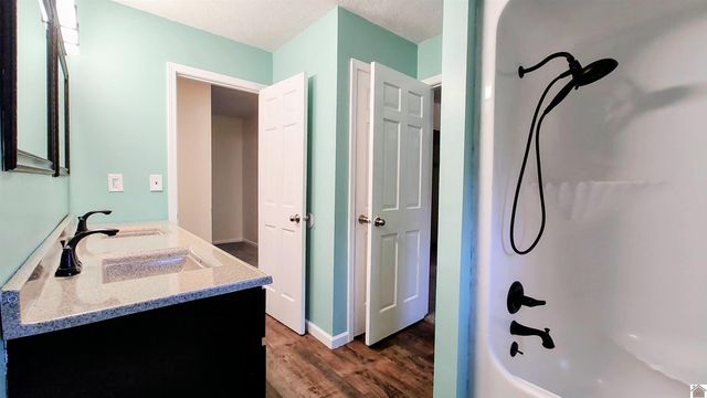 210 Brentwood Dr, Paducah, KY 42003