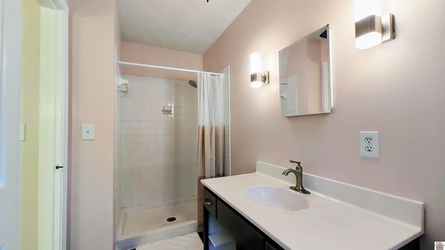 210 Brentwood Dr, Paducah, KY 42003