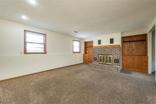 2422 Richmond Avenue, Des Moines, IA 50317