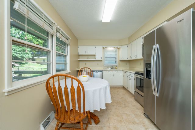 2422 Richmond Avenue, Des Moines, IA 50317