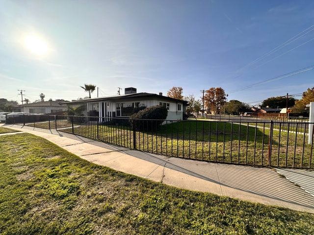 901 Paloma Street, Bakersfield, CA 93304