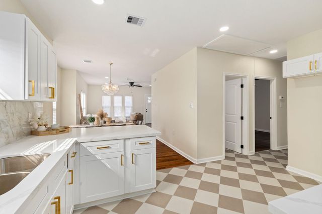 102 E Valverde Street, Brenham, TX 77833