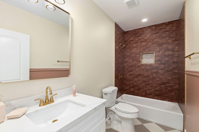 102 E Valverde Street, Brenham, TX 77833