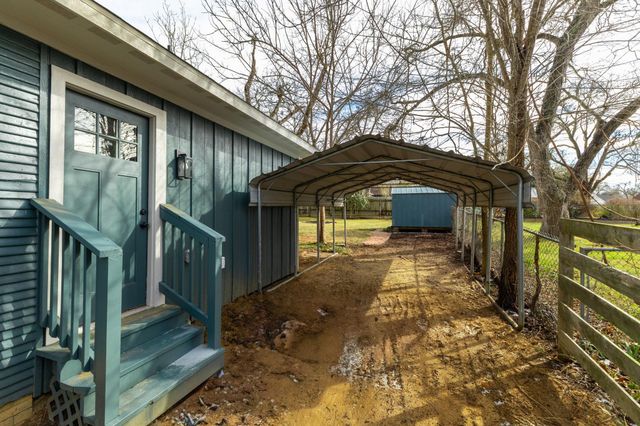 102 E Valverde Street, Brenham, TX 77833