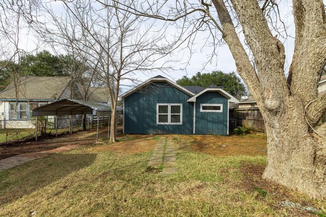 102 E Valverde Street, Brenham, TX 77833