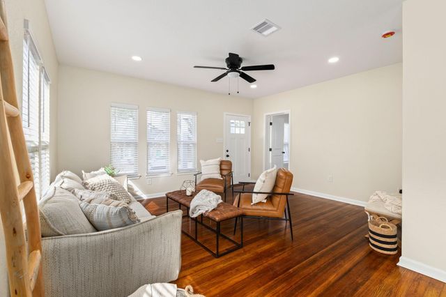 102 E Valverde Street, Brenham, TX 77833