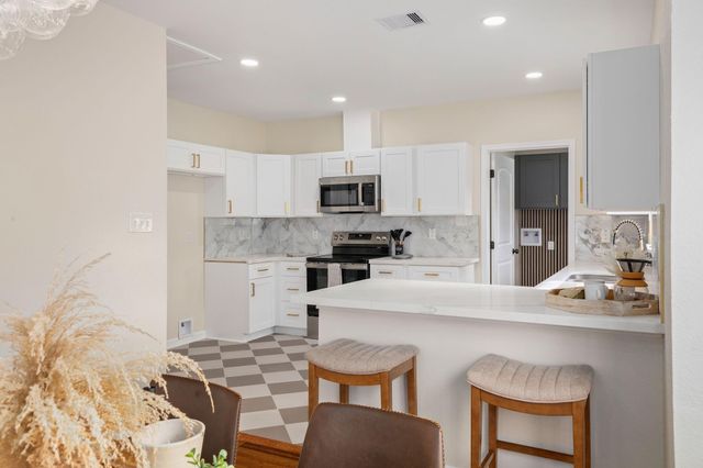 102 E Valverde Street, Brenham, TX 77833