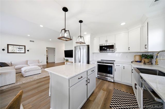 3911 Golden Apple Way, Jeffersonville, IN 47130