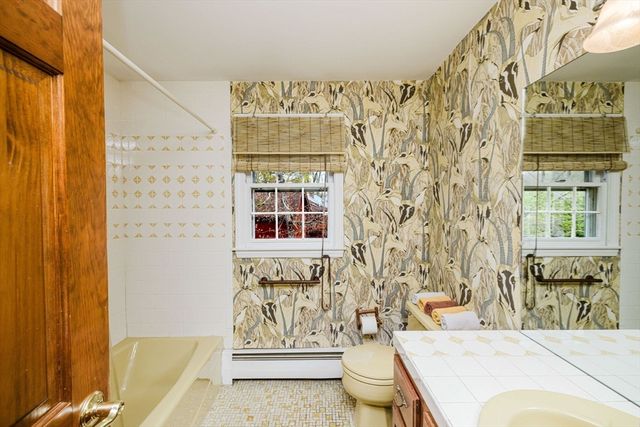 146 Colonial Dr, Somerset, MA 02726