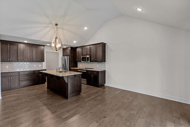 1363 S Strasbourg Avenue, Springfield, MO 65802