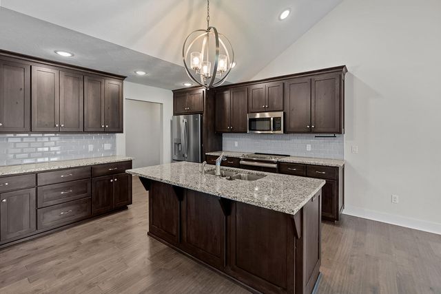 1363 S Strasbourg Avenue, Springfield, MO 65802