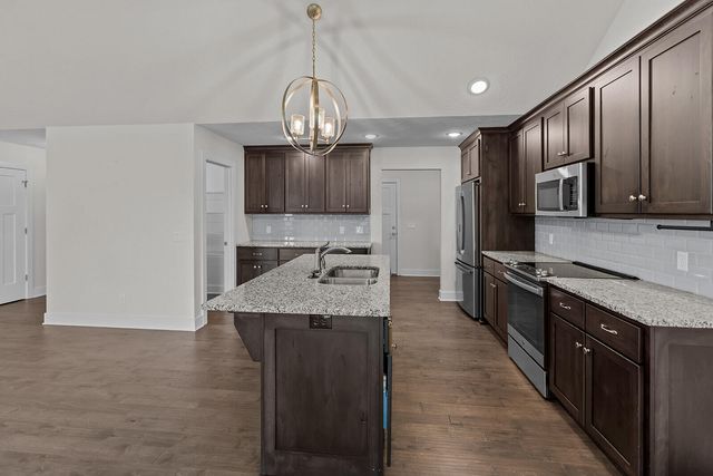 1363 S Strasbourg Avenue, Springfield, MO 65802
