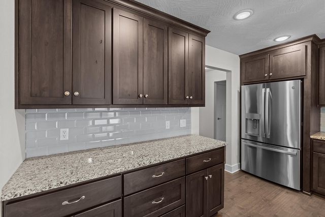 1363 S Strasbourg Avenue, Springfield, MO 65802