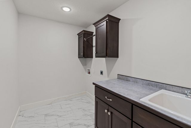 1363 S Strasbourg Avenue, Springfield, MO 65802