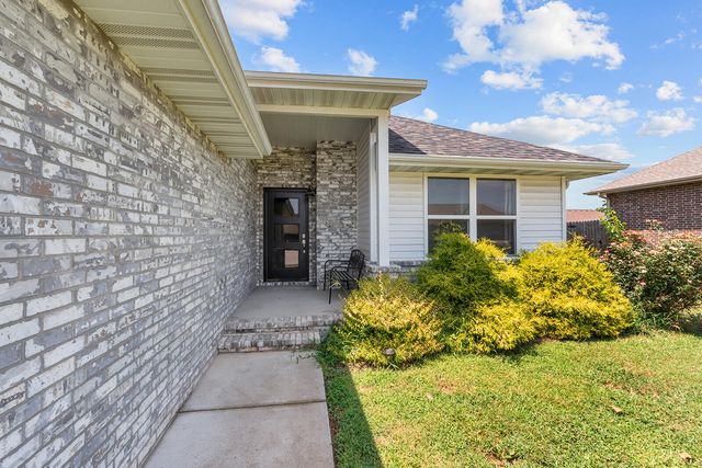 1363 S Strasbourg Avenue, Springfield, MO 65802