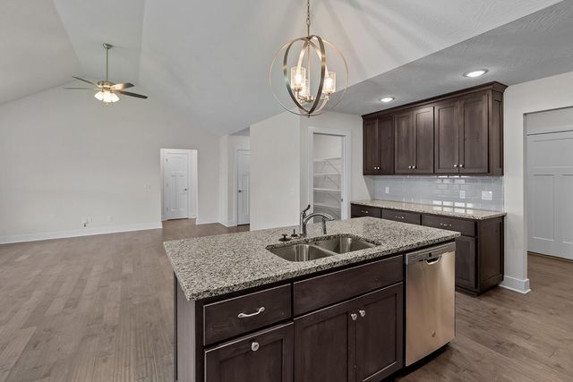 1363 S Strasbourg Avenue, Springfield, MO 65802