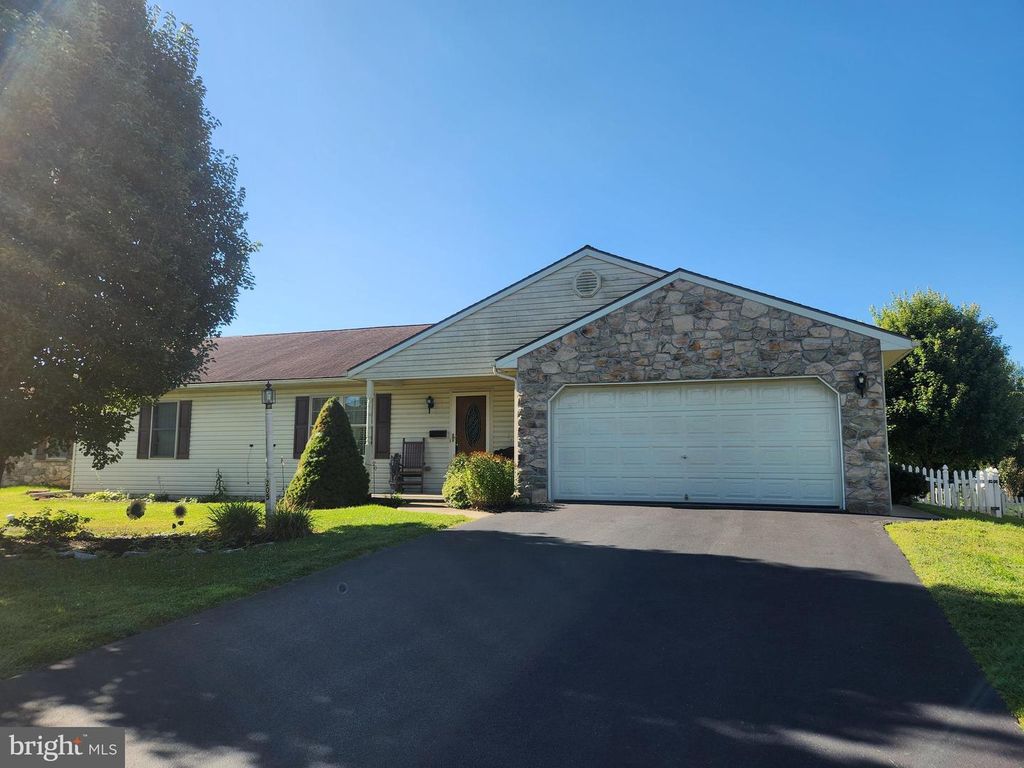 205 FORGET ME NOT DR, Ephrata, PA 17522