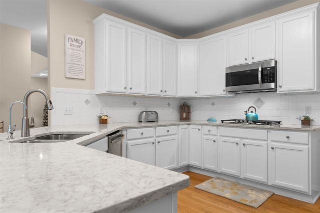 1338 Coach House Lane, South Lyon, MI 48178