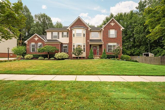 1338 Coach House Lane, South Lyon, MI 48178
