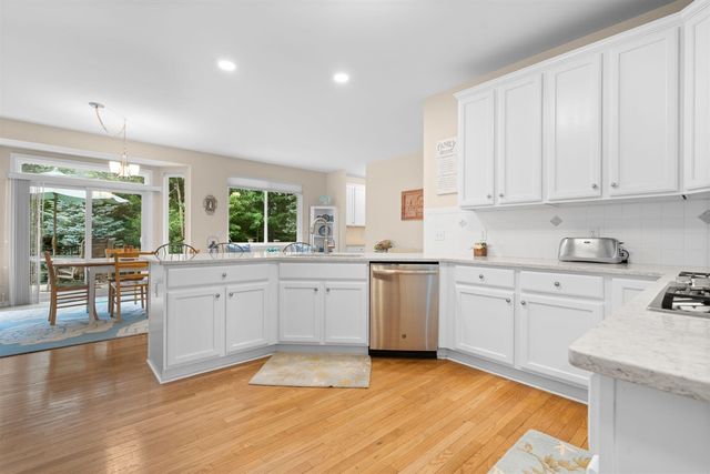 1338 Coach House Lane, South Lyon, MI 48178