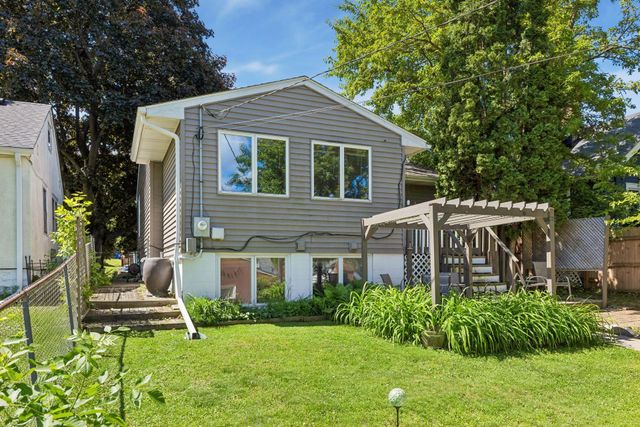 1923 Cottage Avenue E, Saint Paul, MN 55119