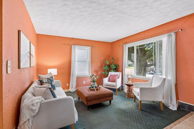 1923 Cottage Avenue E, Saint Paul, MN 55119