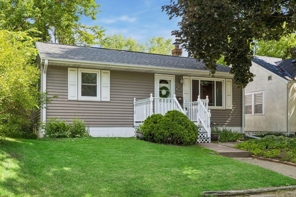 1923 Cottage Avenue E, Saint Paul, MN 55119