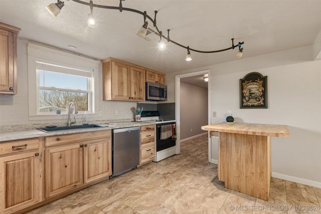 17252 S 178th West Avenue, Kellyville, OK 74039