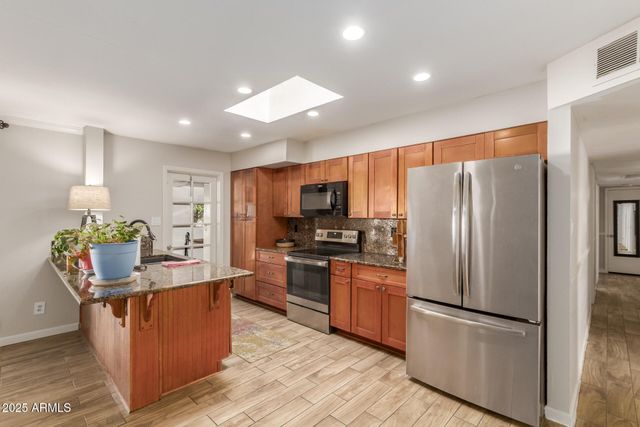 30 W DEL RIO Circle, Tempe, AZ 85282