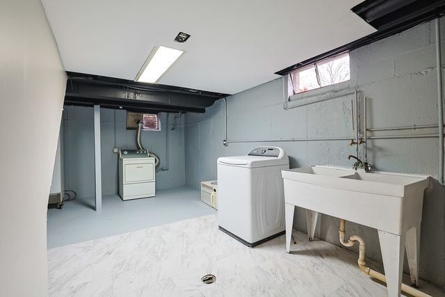 2 N Wisconsin Avenue, Addison, IL 60101