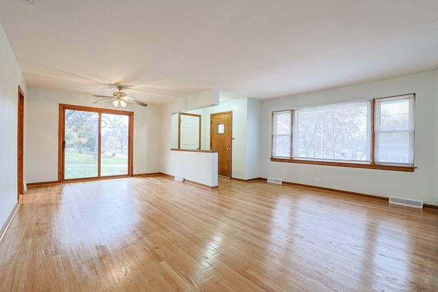 2 N Wisconsin Avenue, Addison, IL 60101