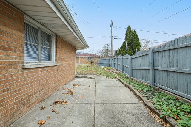 2 N Wisconsin Avenue, Addison, IL 60101