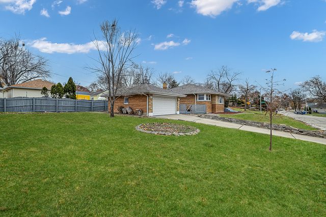 2 N Wisconsin Avenue, Addison, IL 60101