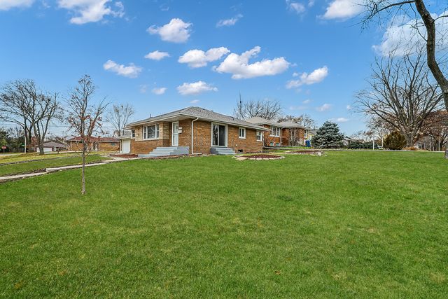 2 N Wisconsin Avenue, Addison, IL 60101