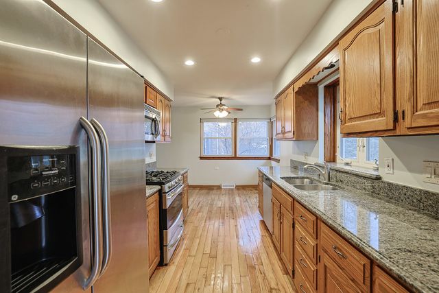 2 N Wisconsin Avenue, Addison, IL 60101