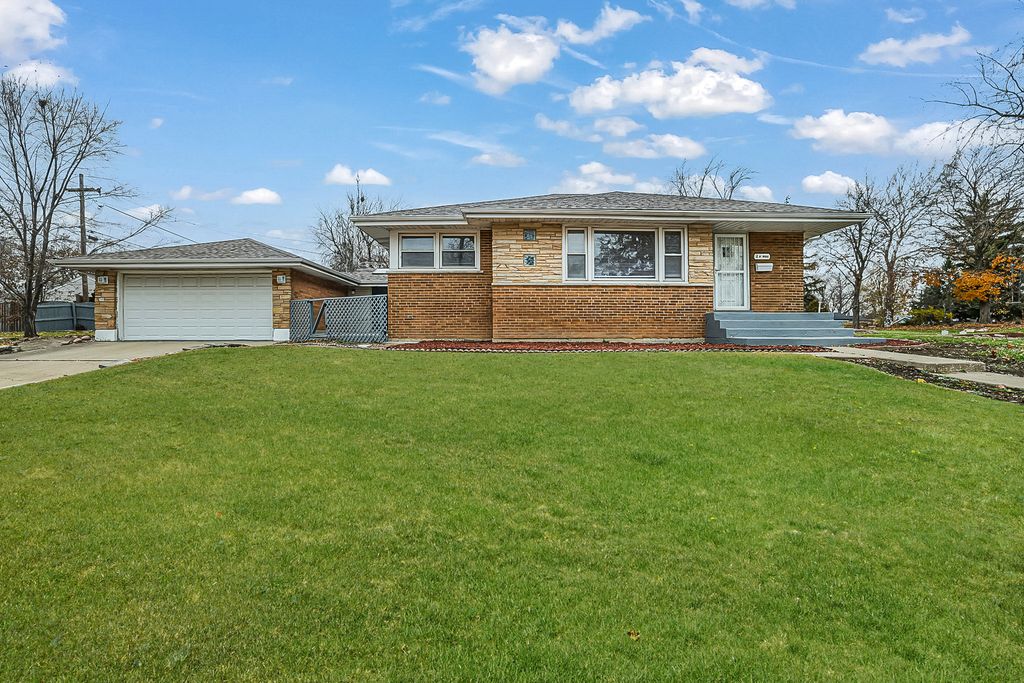 2 N Wisconsin Avenue, Addison, IL 60101