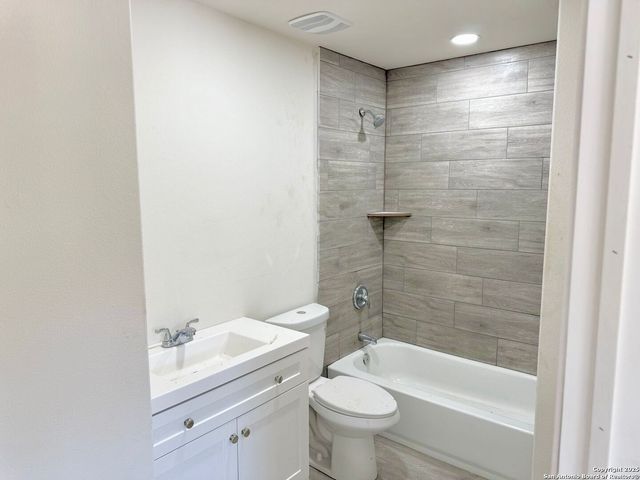 701 Burr Oak, Canyon Lake, TX 78133