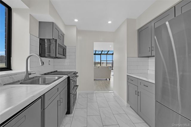 1374 Midland Avenue PH3, Bronxville, NY 10708
