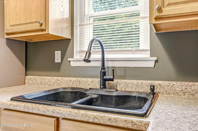 6812 Nalery Way, Louisville, KY 40228