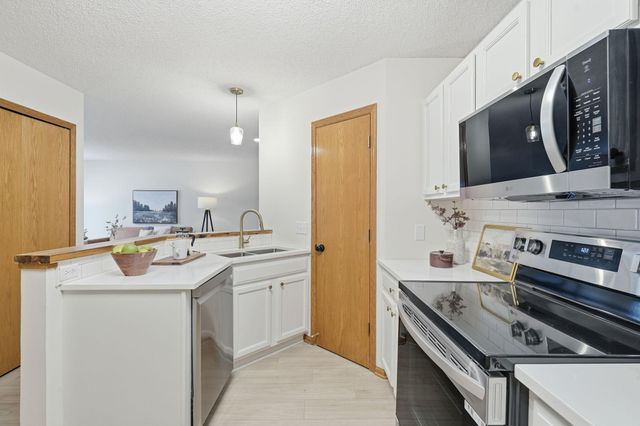 2037 Gresham Avenue N, Oakdale, MN 55128