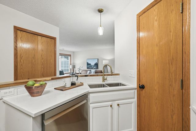 2037 Gresham Avenue N, Oakdale, MN 55128