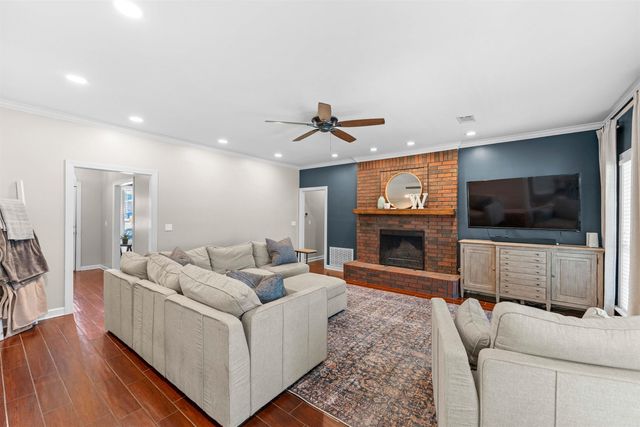 2 Crown Mountain Court, Maumelle, AR 72113
