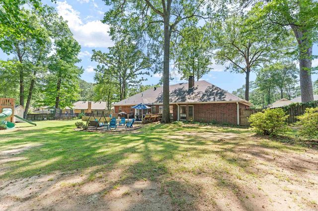 2 Crown Mountain Court, Maumelle, AR 72113