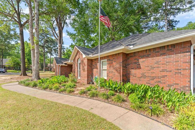 2 Crown Mountain Court, Maumelle, AR 72113