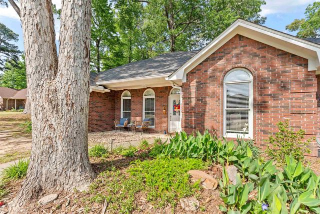2 Crown Mountain Court, Maumelle, AR 72113