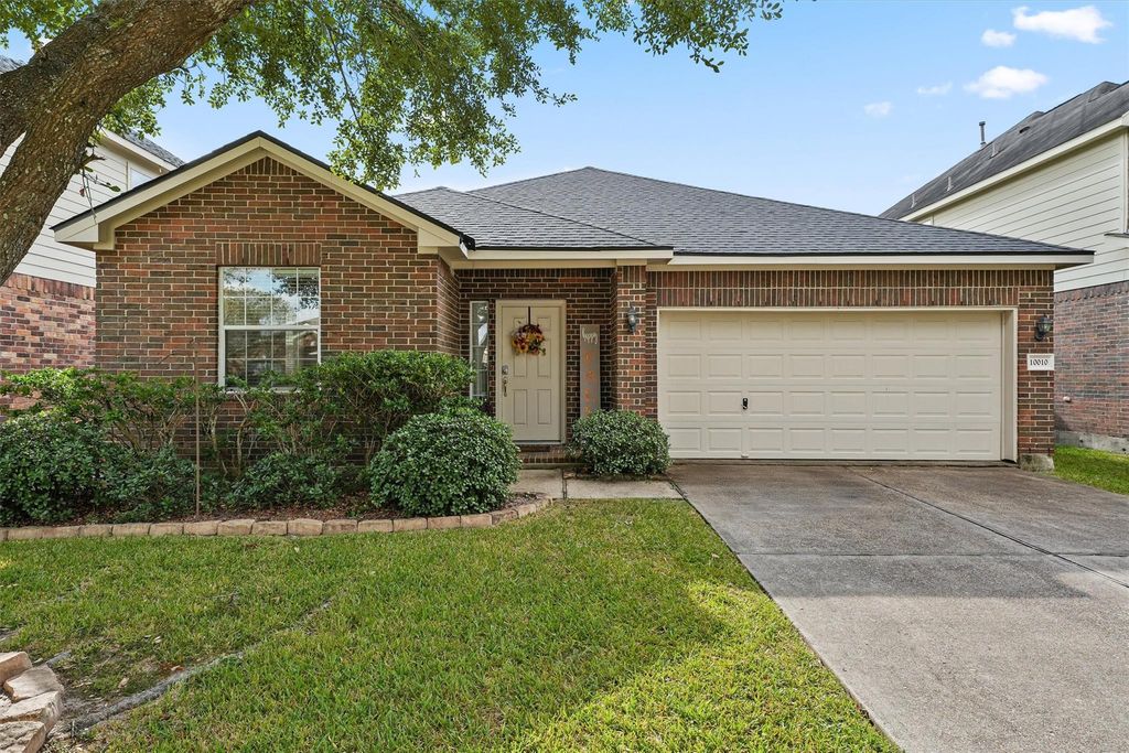10010 Wood Leaf Court, Baytown, TX 77521
