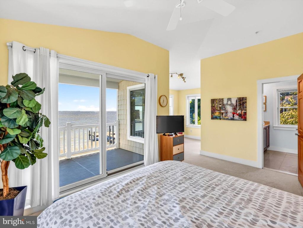 Image 25 of property listing at 4721 OAK RD, Shady Side, MD 20764
